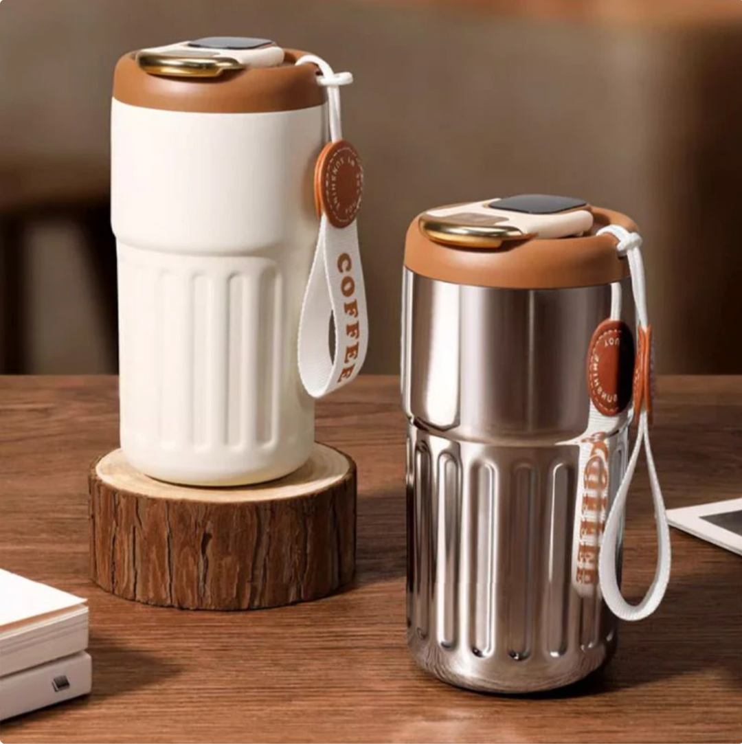 Eleganter Thermobecher aus Edelstahl mit digitaler Temperaturanzeige, ideal für Kaffee & Tee unterwegs.