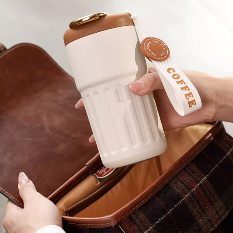 Auslaufsicherer Reisebecher mit Temperaturanzeige, perfekter Begleiter für Kaffee auf Reisen.