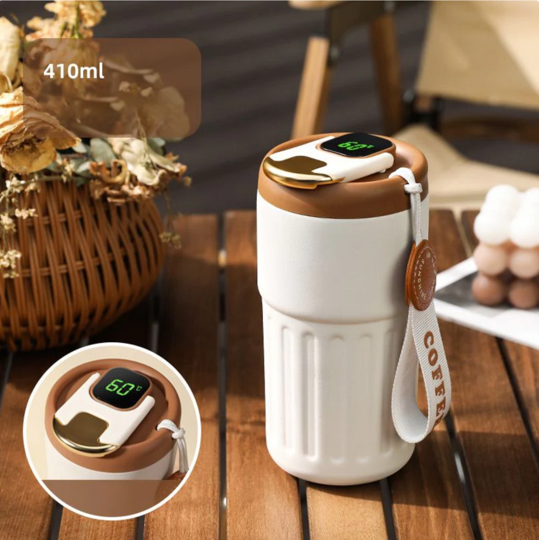 Stylischer Thermobecher mit integrierter Temperaturanzeige, optimal für Pendler & Outdoor-Fans.