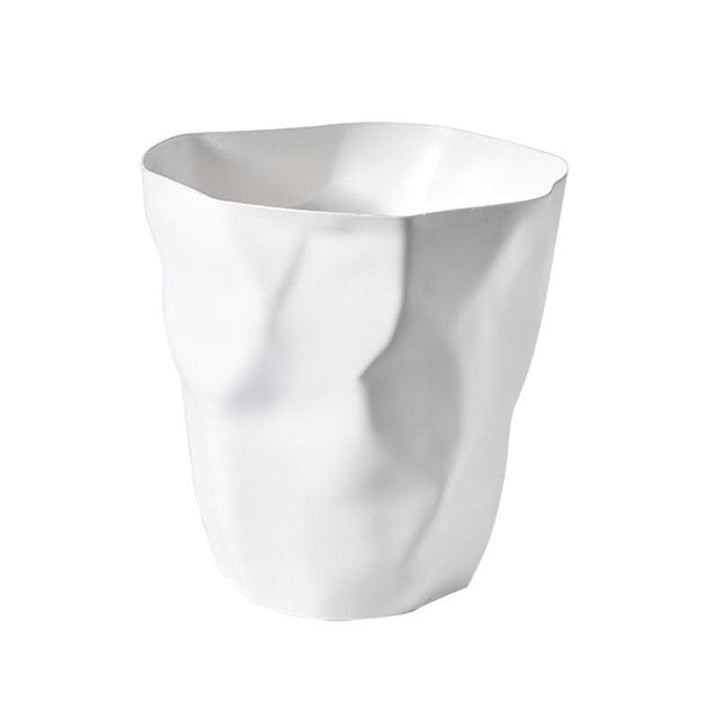 Eleganter, unregelmäßiger Abfalleimer im skandinavischen Design aus Kunststoff für modernes Zuhause.