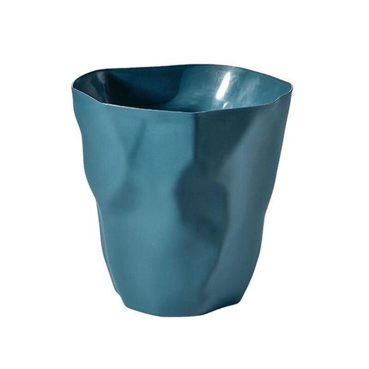 Farbenfroher unregelmäßiger Design-Abfalleimer als stilvolles Wohnaccessoire. Skandinavischer Look für Ihr Büro.