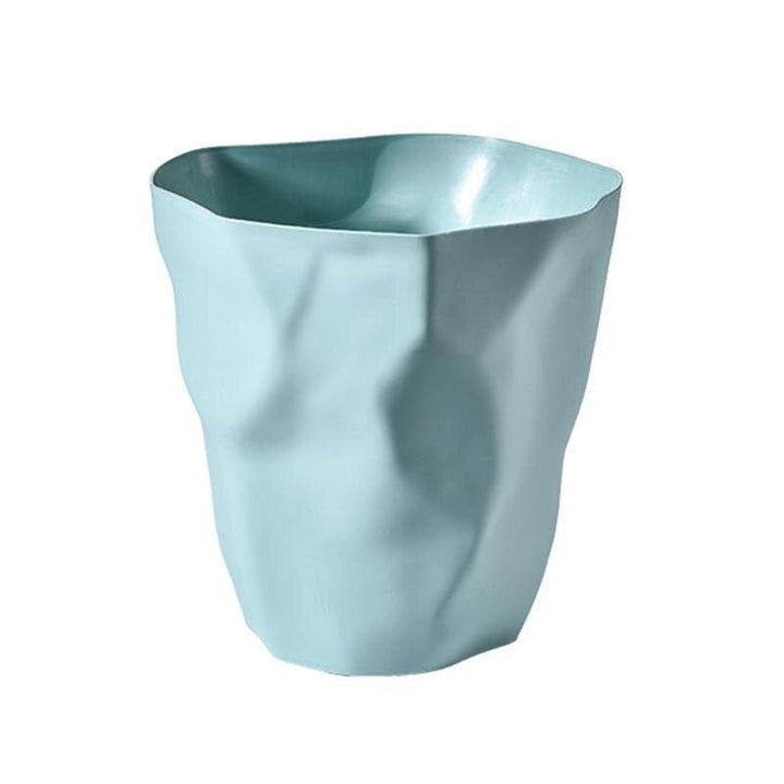 Künstlerischer Kunststoff-Mülleimer in unregelmäßigem, elegantem Design. Skandinavisches Wohnaccessoire für Stilbewusste.