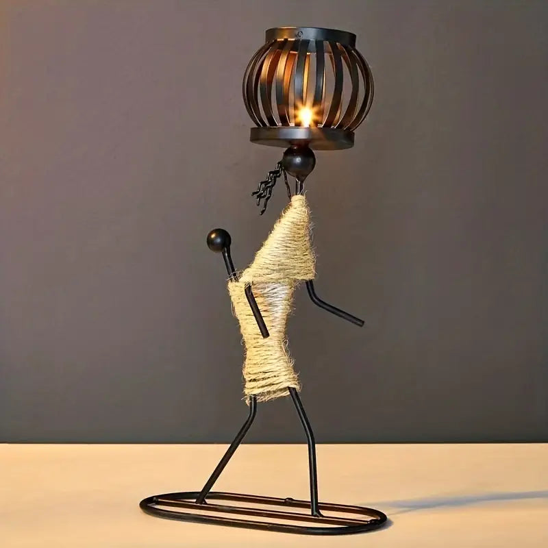 Eleganter Vintage Kerzenhalter aus Metall, ideal für stimmungsvolle Wohndekoration im Wohn- oder Esszimmer.