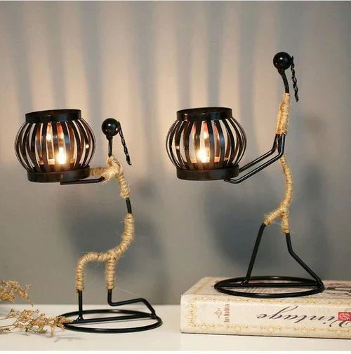 Dekorativer Vintage-Kerzenhalter für das Wohnzimmer, ein zeitloses Homeware-Accessoire, das Gemütlichkeit verbreitet.