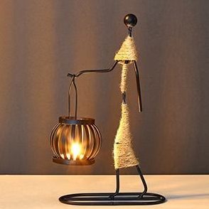 Edler Vintage Kerzenhalter als Blickfang, ideal für eine atmosphärische Beleuchtung und stilvolle Deko-Akzente.