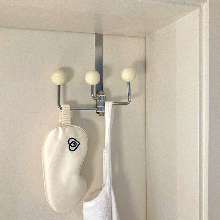 Moderner Garderobenhaken aus Metall mit stilvollen Punkten; dekorativer Wandhaken für die platzsparende Aufbewahrung.