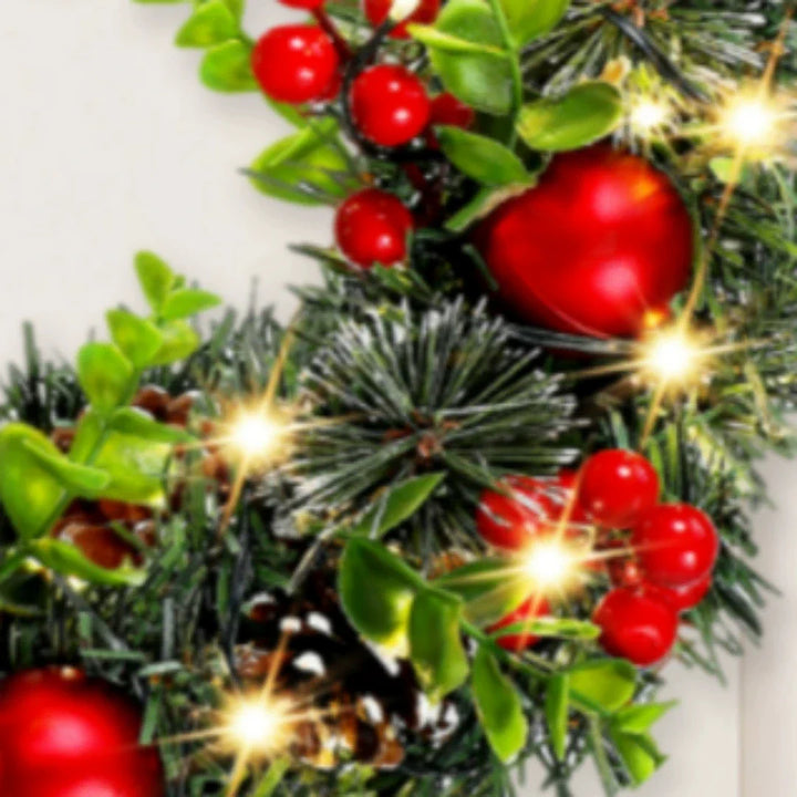 Festlicher LED-Weihnachtskranz mit roten Beeren & Schleife als Türschmuck oder Wandkranz für Innenbereiche.