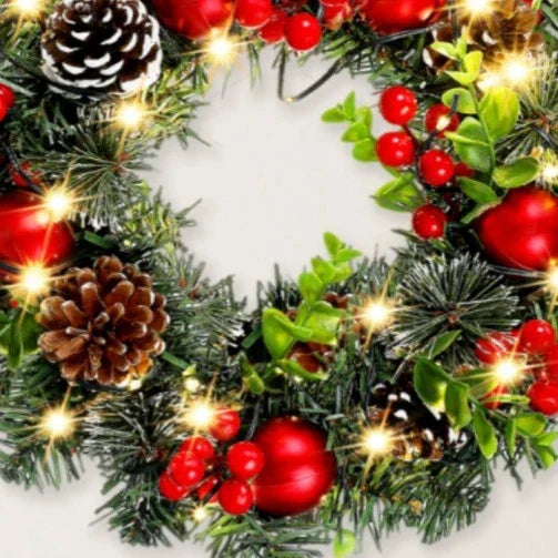 Detaillierter Weihnachtskranz: Künstliche Tannenzweige, rote Beeren, elegante Schleife & warmweiße LED-Beleuchtung.
