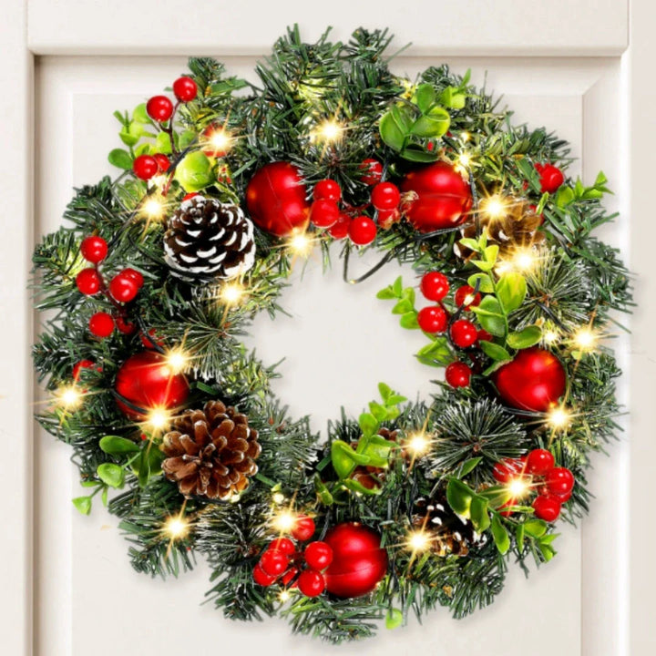 Glänzender LED-Weihnachtskranz mit roten Beeren & roter Schleife. Perfekte Weihnachtsdeko für festliche Stimmung.