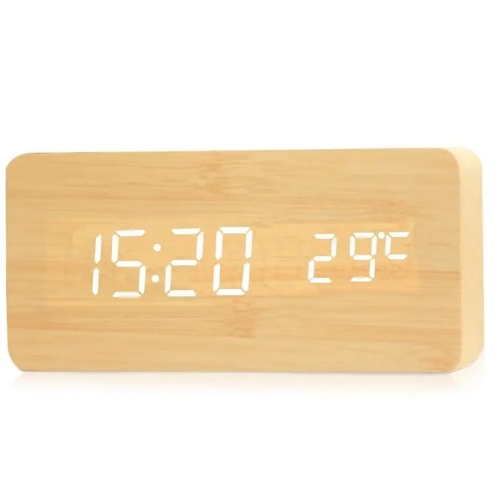 Umweltfreundlicher WoodSync Holz-Wecker aus nachhaltigem Holz mit klarer LED-Anzeige, schlichtes Design.