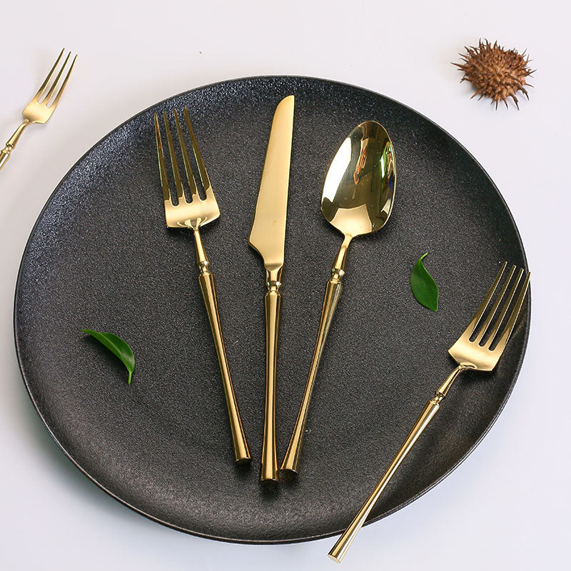 Langlebiges, rostfreies Edelstahl-Besteckset, 24 Teile. Modernes Essbesteck für den täglichen Gebrauch in der Küche.