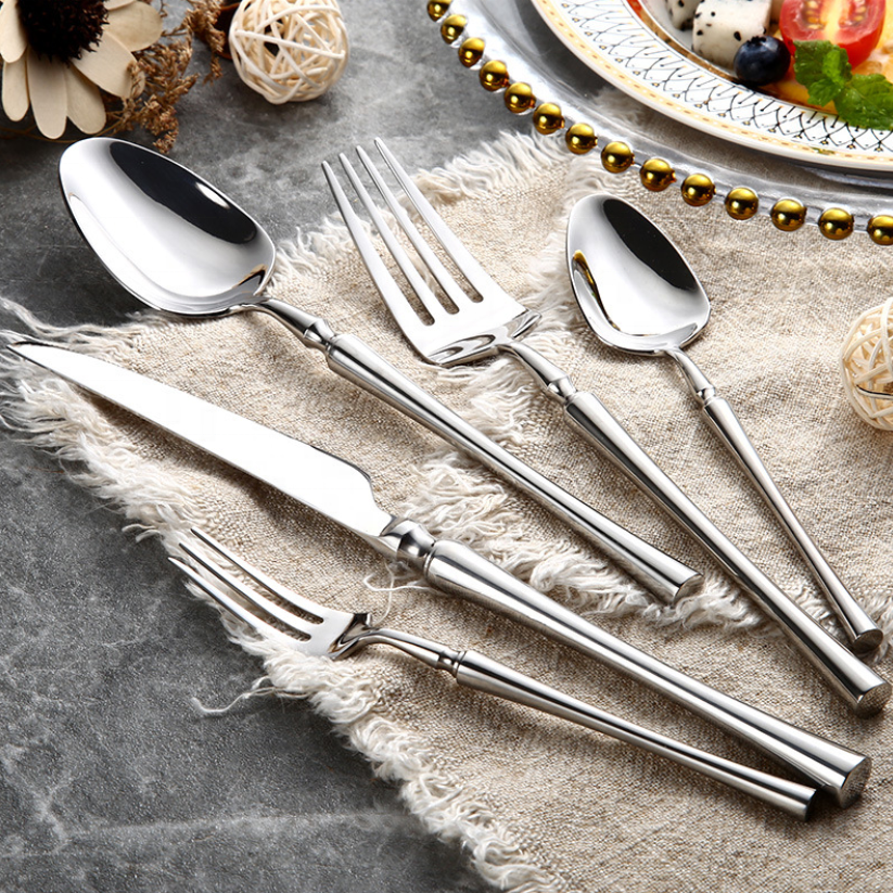 Eleganter Edelstahl-Esslöffel aus dem modernen 24-teiligen Besteckset. Perfekt für Suppen und Desserts.