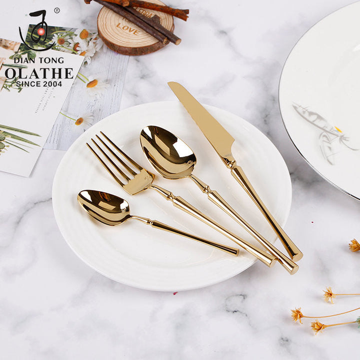Kleiner, eleganter Edelstahl-Teelöffel aus dem 24-teiligen Essbesteck. Ideal für Kaffee, Tee oder Desserts.