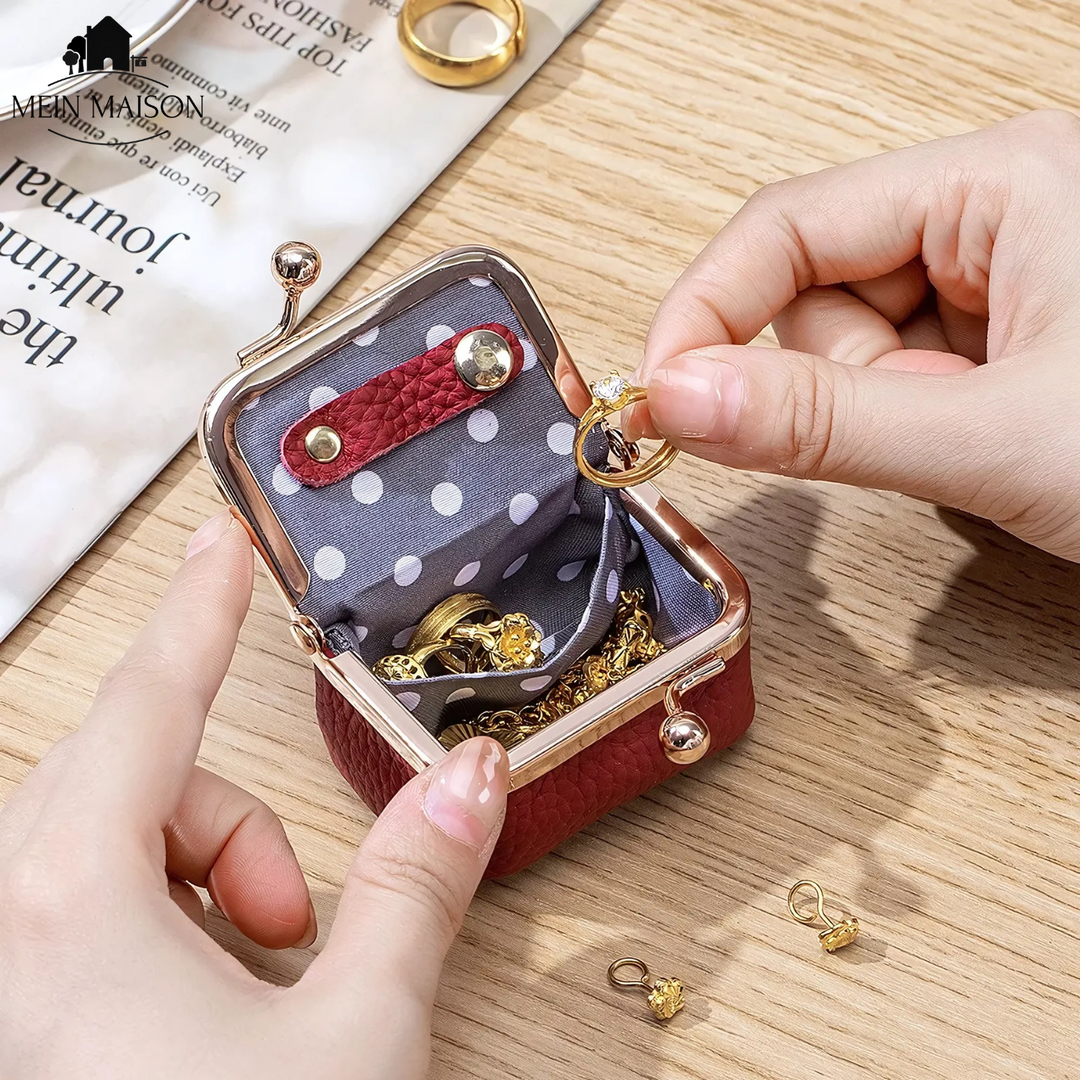 Elegantes Damen Reise Schmuckkästchen aus Leder, sichere Aufbewahrung für Schmuck unterwegs.