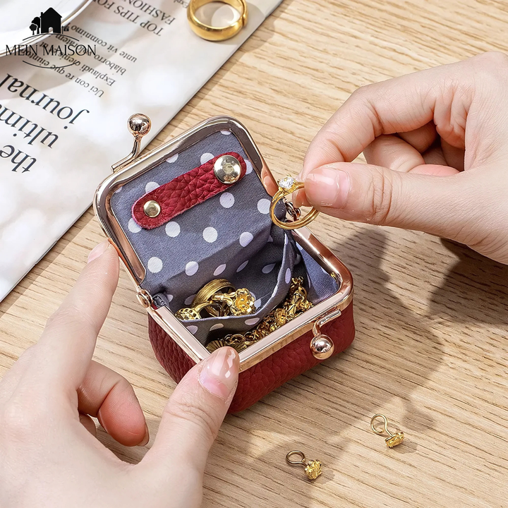 Elegantes Damen Reise Schmuckkästchen aus Leder, sichere Aufbewahrung für Schmuck unterwegs.