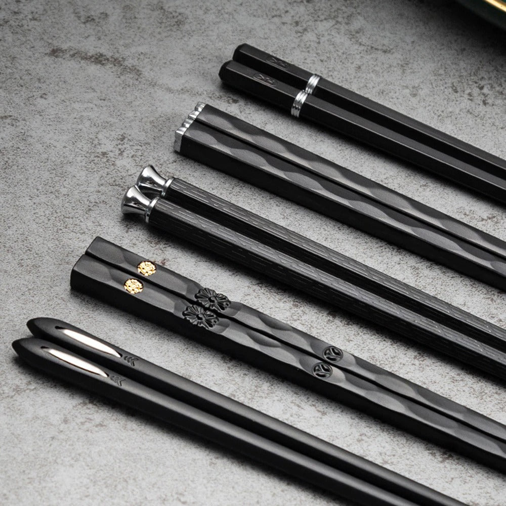 Elegantes Essstäbchen-Set aus Legierung für 5 Paare, perfekt für asiatische Tischkultur.
