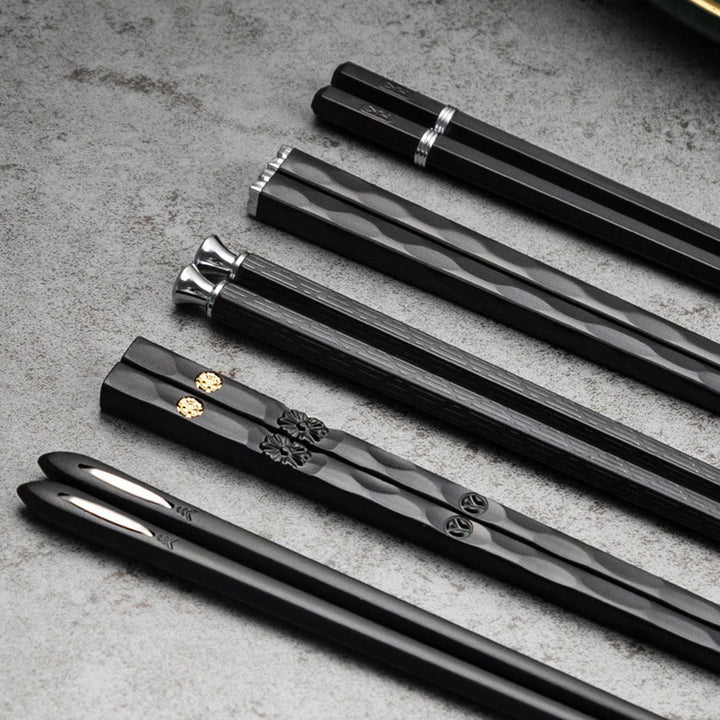 Elegantes Essstäbchen-Set aus Legierung für 5 Paare, perfekt für asiatische Tischkultur.