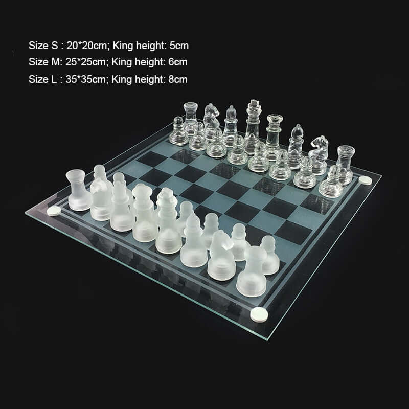 Modernes Glas-Schachspiel mit eleganten, mattierten Kristallfiguren als stilvolles Wohnaccessoire.