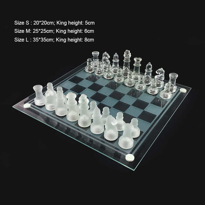 Modernes Glas-Schachspiel mit eleganten, mattierten Kristallfiguren als stilvolles Wohnaccessoire.