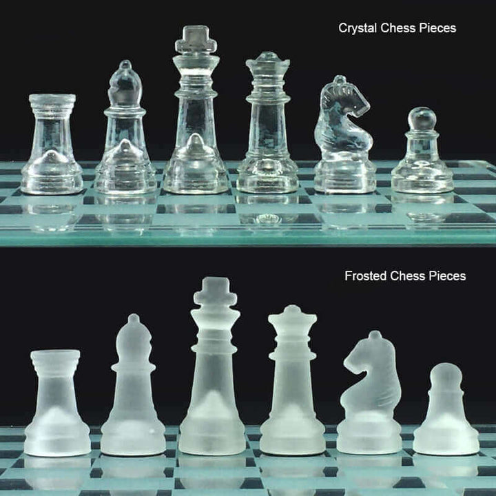 Luxuriöses Glas-Schachspiel mit Kristallfiguren; perfekte Geschenkidee für Strategie-Fans.