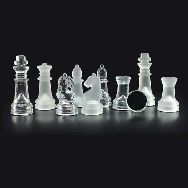 Dekoratives Glas-Schachspiel mit glänzenden und mattierten Kristallfiguren als Blickfang.