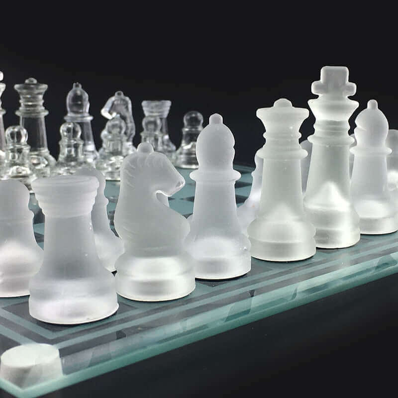 Hochwertiges Glas-Schachspiel; anspruchsvolles Gesellschaftsspiel mit eleganten Kristallfiguren.
