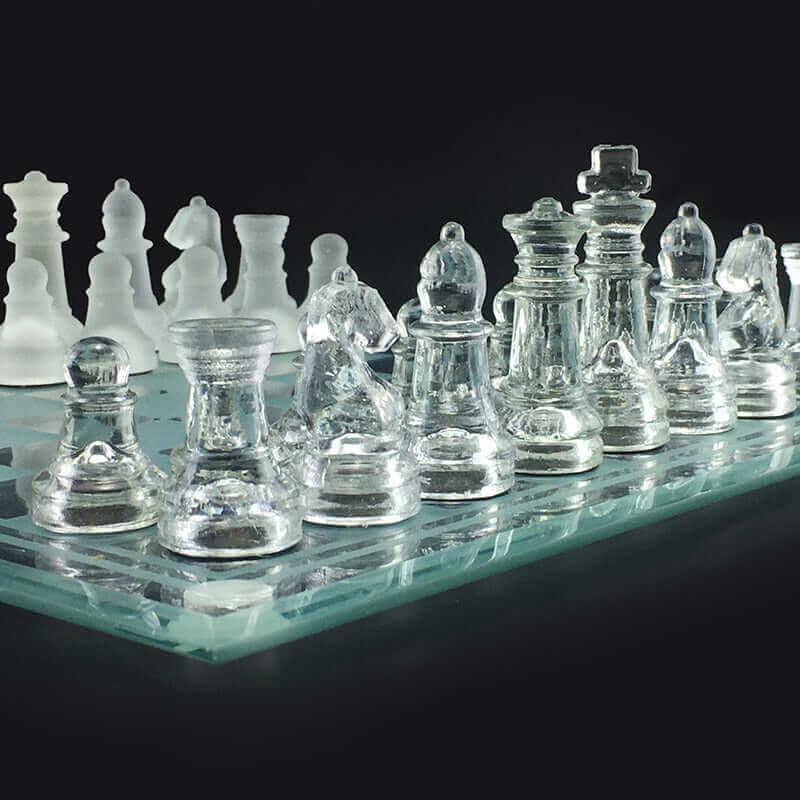 Elegantes Schachspiel aus Glas mit einzigartigen, mattierten Kristallfiguren für anspruchsvolle Spieler.