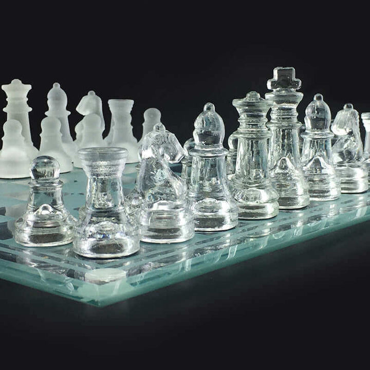 Elegantes Schachspiel aus Glas mit einzigartigen, mattierten Kristallfiguren für anspruchsvolle Spieler.