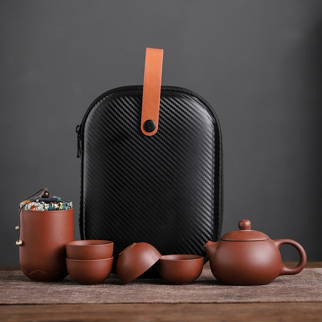 Minimalistisches Reisetee Keramikset in Lila mit Teekanne und passenden Teetassen, perfekt für unterwegs.