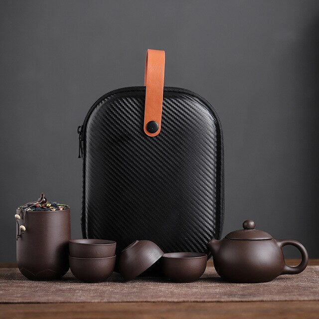 Hochwertiges Keramik Teegeschirr Set in Lila, bestehend aus Teekanne und Tassen, eine elegante Geschenkidee.