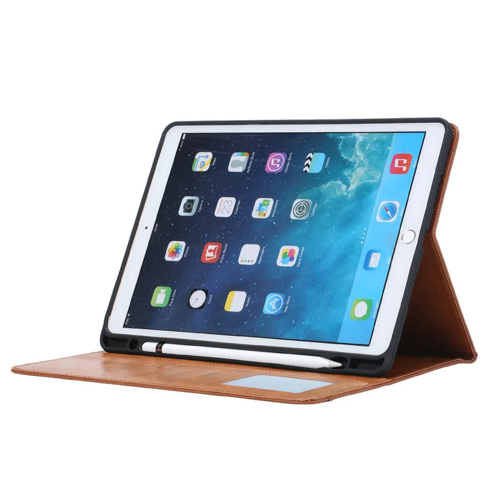 Stilvolle iPad Hülle aus Leder in Schwarz, elegantes Flip Case Design für professionellen Look.