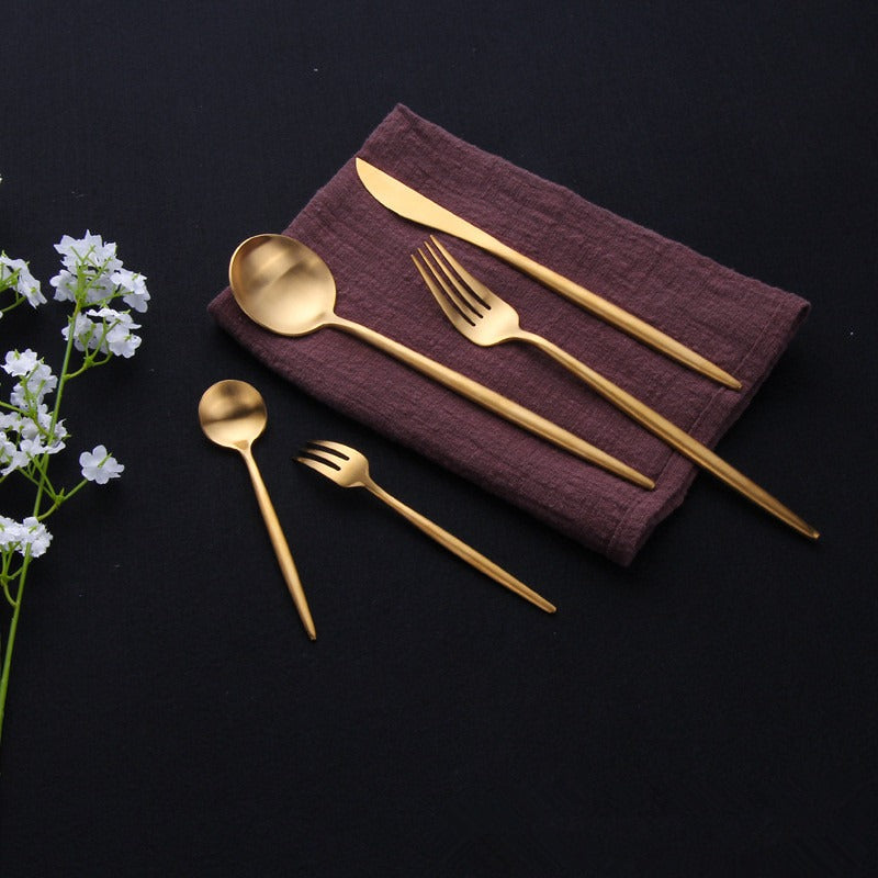 Modernes minimalistisches Besteckset für zeitlose Tischkultur. Perfekt als Küchenaccessoire im eleganten Esszimmer.