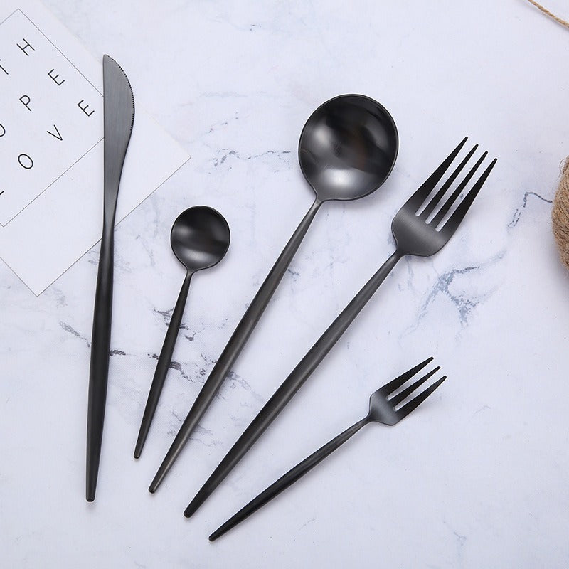 Luxuriöses Gold Besteckset, elegant & minimalistisch. Modernes Design für festliche Tischkultur im Esszimmer.
