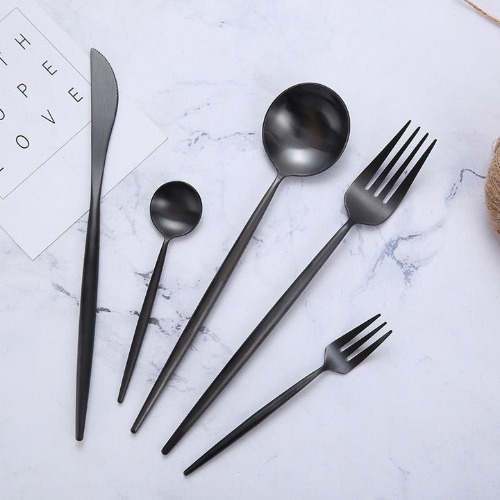 Luxuriöses Gold Besteckset, elegant & minimalistisch. Modernes Design für festliche Tischkultur im Esszimmer.