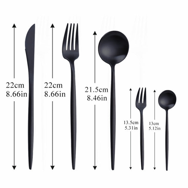 Klassisches Silber Besteckset, elegant & minimalistisch. Modernes Design für zeitlose Tischkultur im Esszimmer.
