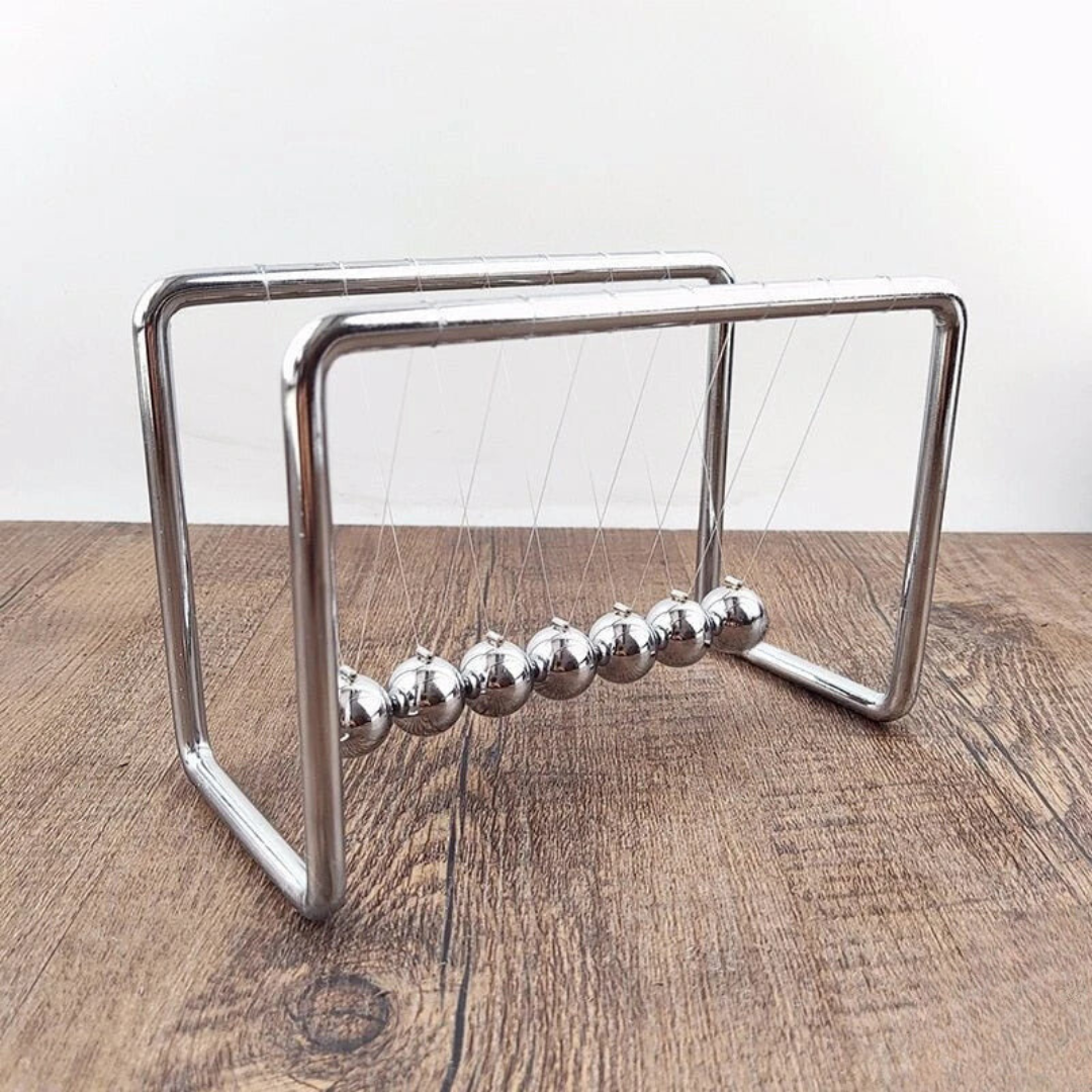 Elegantes Newton Pendel mit glänzenden Balance Kugeln aus Metall, ideal als stilvolle Schreibtisch Dekoration.