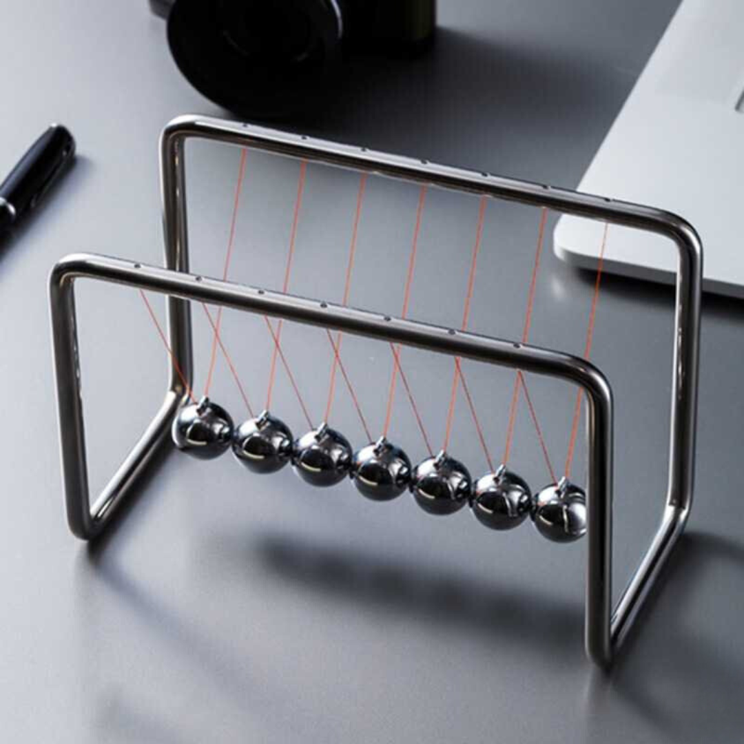 Modernes Newton Pendel mit polierten Metallkugeln, perfekt als stilvolles Schreibtischspielzeug und Geschenkidee.