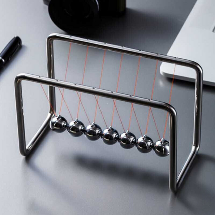 Modernes Newton Pendel mit polierten Metallkugeln, perfekt als stilvolles Schreibtischspielzeug und Geschenkidee.