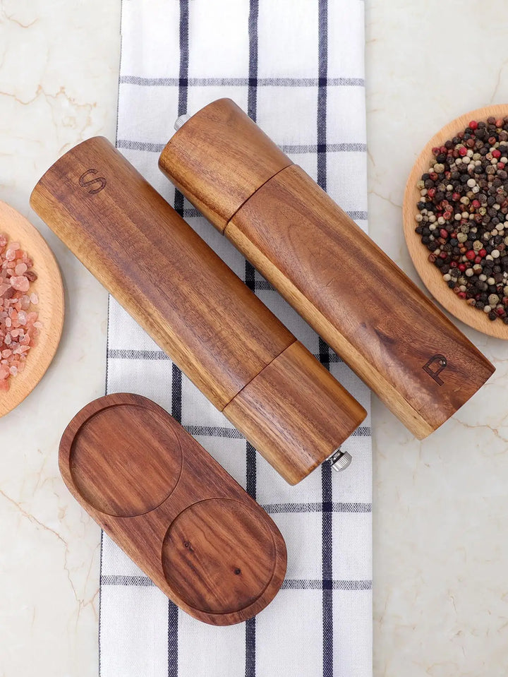 Elegantes Salz- & Pfeffermühlen Set aus massivem Holz mit passendem Serviertablett für die stilvolle Küche.