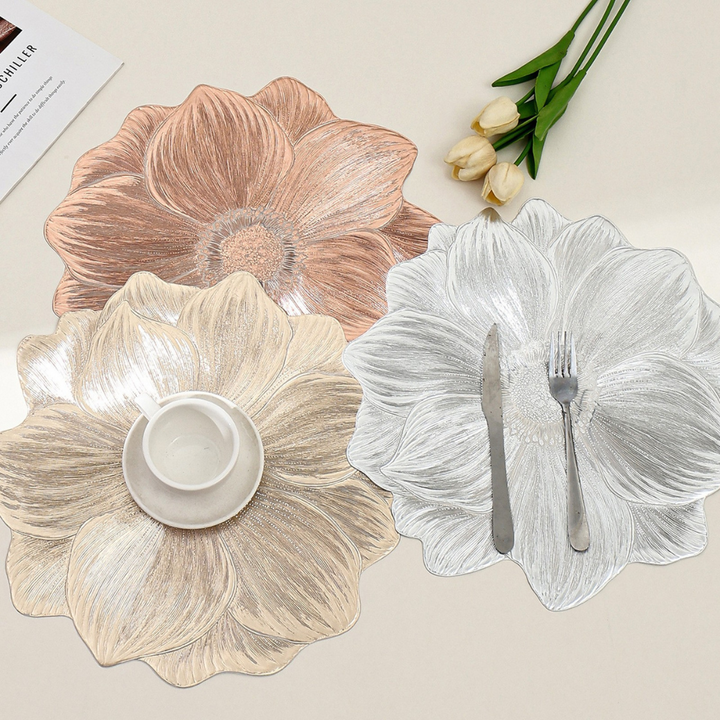 Elegantes Tischset mit Blumenmuster, wasserfest & ölbeständig. Perfekt für stilvolle Tischdekoration im Esszimmer.