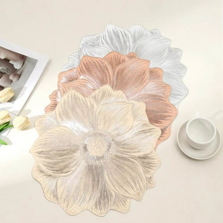 Ansicht des eleganten Blumen Tischsets aus PVC, wasserfest und hitzebeständig für eine schöne Esszimmerdeko.