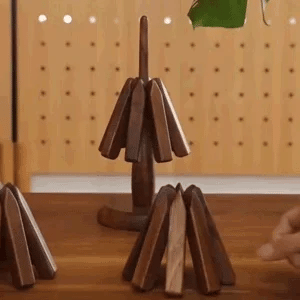 Funktionelles Walnussbaum-Untersetzer-Set, schützt Oberflächen zuverlässig vor Hitze und Kratzern.