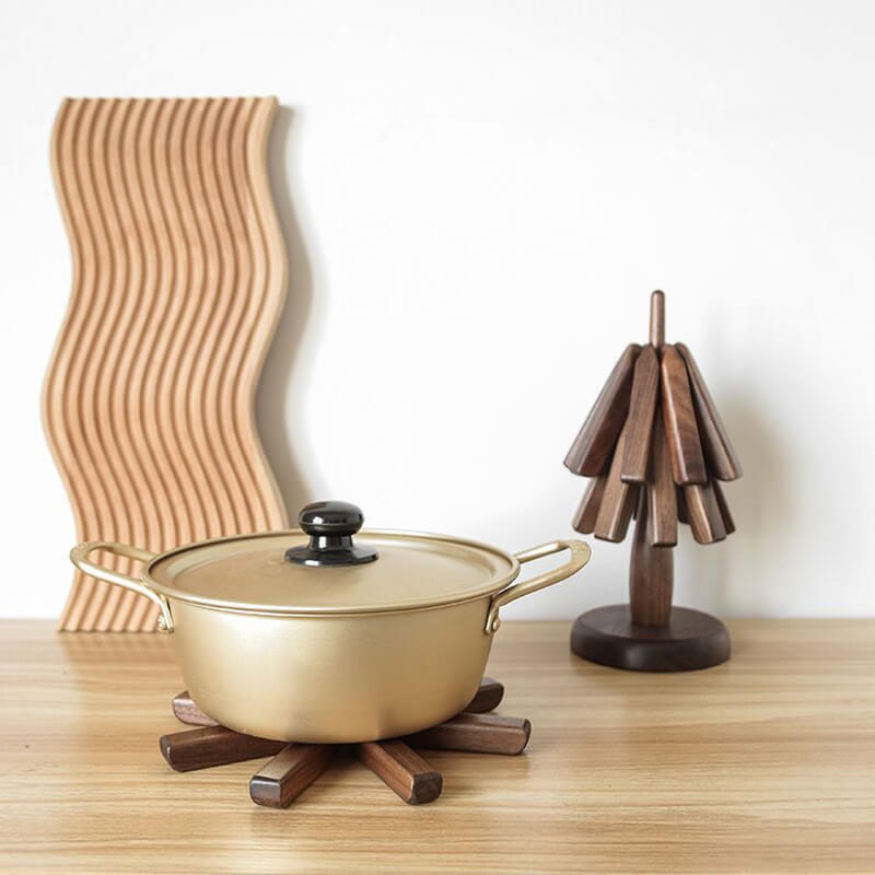Dekoratives Walnussbaum-Untersetzer-Set, ideal als Geschenk für Küche und Wohnbereich, inkl. Halter.