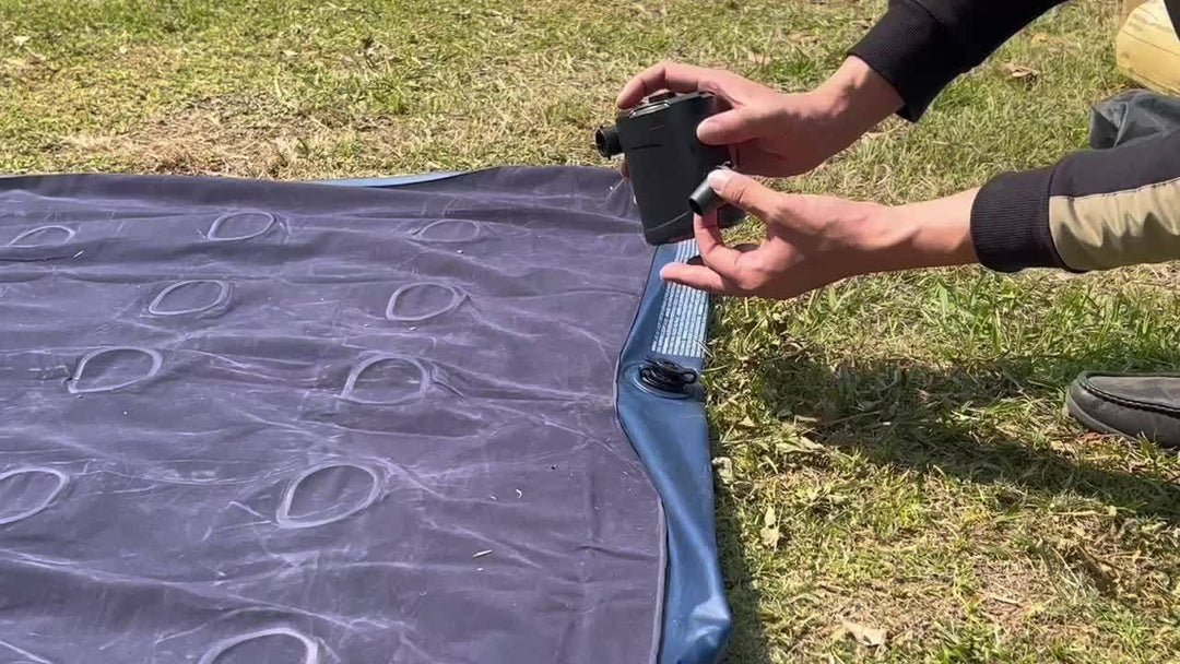 Aufblasbare Luftmatratze wird mit der AirTrek Mini Luftpumpe kabellos und mühelos aufgeblasen.