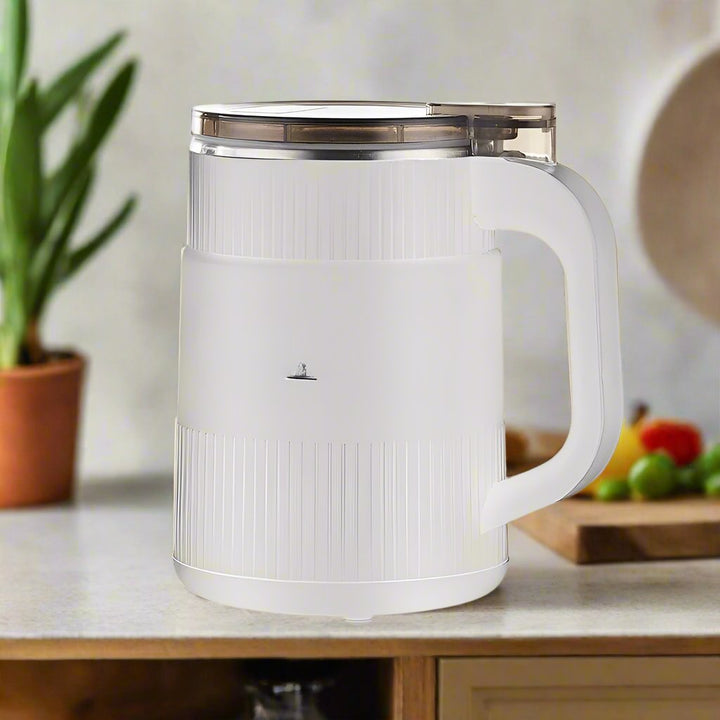 Die moderne elektrische Mühle als schickes Haushaltsgerät in der Küche; perfekt für frisches Getreidemehl.