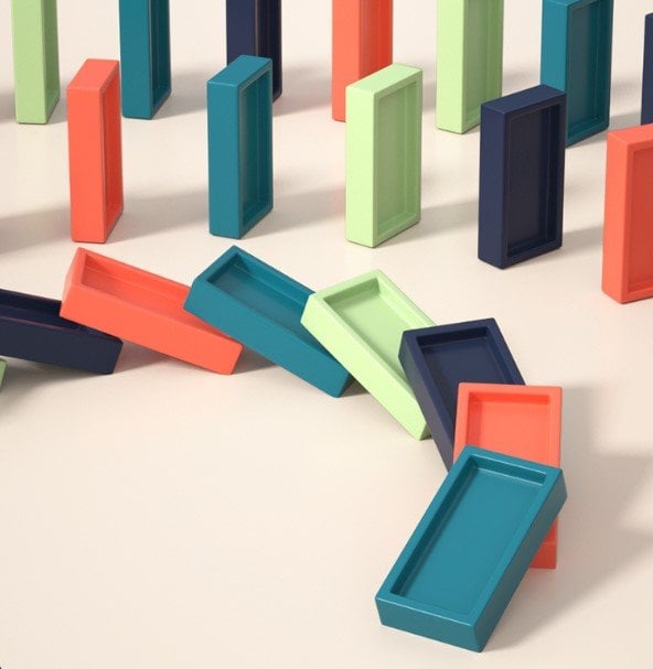 Automatik Domino Zug, der bunte Dominosteine reiht – einfaches, aufregendes Spielzeug für Kinder.