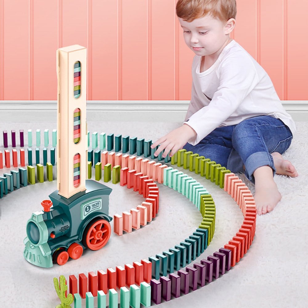 Automatischer Domino Zug, der bunte Steine präzise reiht & den Dominoeffekt erlebbar macht. Lernspielzeug.