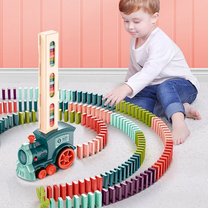 Automatischer Domino Zug, der bunte Steine präzise reiht & den Dominoeffekt erlebbar macht. Lernspielzeug.