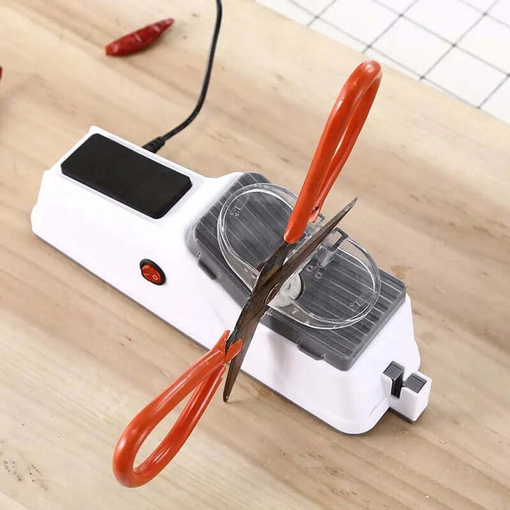 Der BladeBooster ist ein elektrischer Messerschärfer für scharfe Messer. Praktisches Kochzubehör, USB aufladbar.