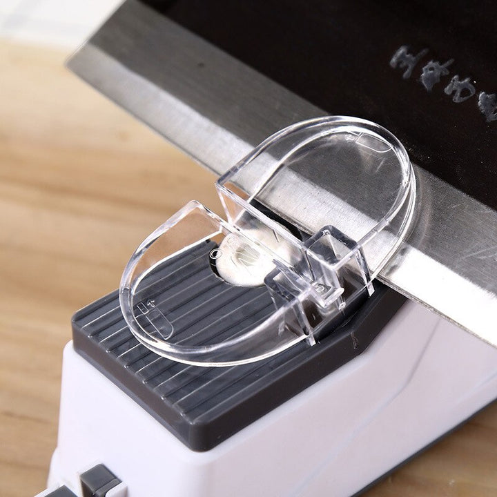 USB-elektrischer Messerschärfer für Küchenmesser, Scheren. Schärft präzise & effektiv, ein vielseitiger Küchenhelfer.